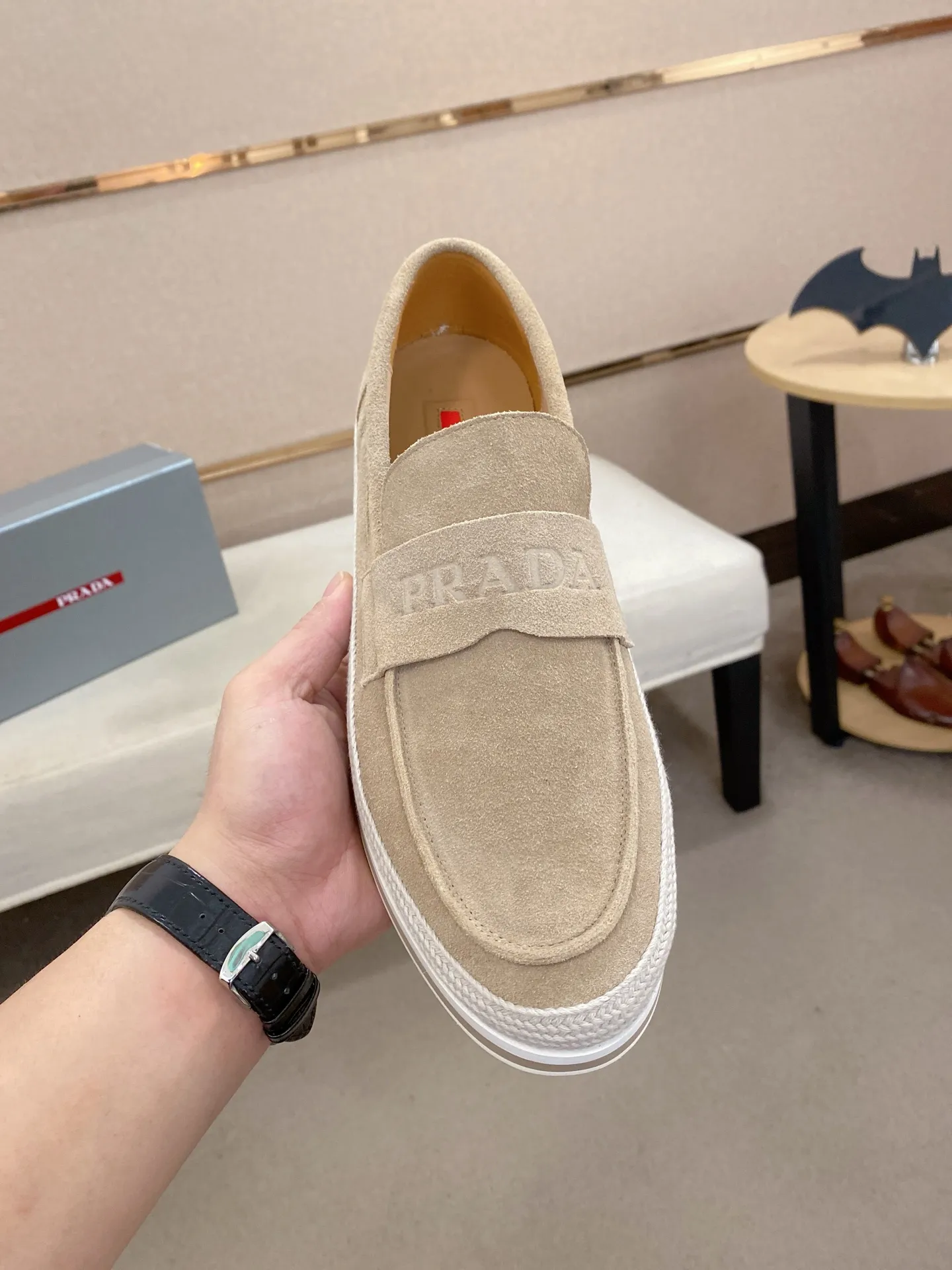 Men's shoes 💰 480💰 ✔️✔️✔️Top high version High-quality new PRADA (Prada) counters are launched at the same time. The new men's shoes and 😘fabrics are purely handmade in Niujing. Lining: Full cowhide lining. 👍🏿High-end☄️Open-molded non-slip rubber outsole, exquisite lines, simple and elegant, comfortable and high-end for leisure travel. Code number: 38-44. Can be customized45